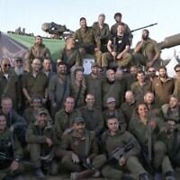 Les membres du bataillon Phoenix lors d'une cérémonie d'adieu, au kibboutz Nir. (Crédit : Douzième chaîne ; utilisée conformément à l'article 27a de la loi sur les droits d'auteur)